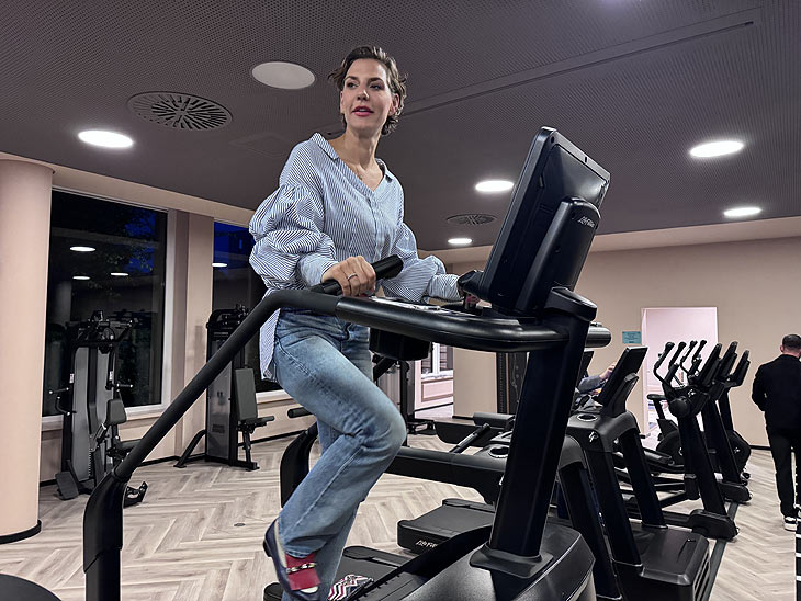 Galeristin Sarah Kronsbein am Opening Abend im Maisha&rsquo;s Human Arts  (&copy;Foto:Martin Schmitz)